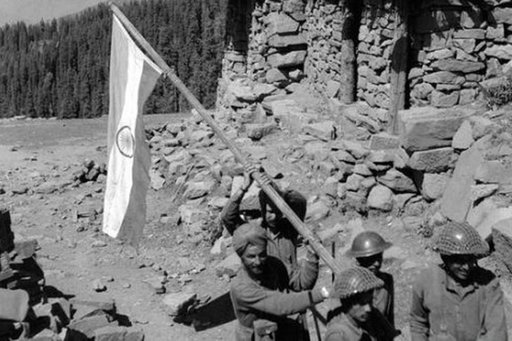 Biên giới ở đây chưa được phân chia rõ ràng. Trung Quốc kiểm soát phần phía bắc của Nathu La, trong khi quân đội Ấn Độ kiểm soát phần phía nam. Từ năm 1963, các cuộc xô xát quy mô nhỏ trong khu vực thường xuyên xảy ra.