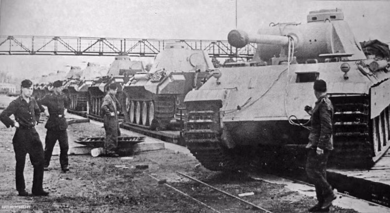 Sau thất bại tại Stalingrad, Bộ chỉ huy tối cao của quân đội Đức quốc xã quyết định mùa hè năm 1943 sẽ tổ chức trận đánh tiêu diệt khối chủ lực lớn của Hồng quân để xoay chuyển tình thế giành lại thế chủ động tấn công chiến lược từ tay quân đội Xô Viết, chiến dịch mang mật danh “Citadel”.