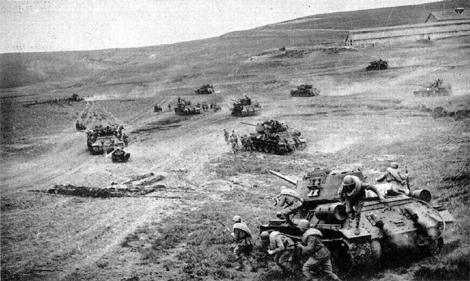 Ngày 12/7, sau khi khôi phục được các dải phòng ngự và hất quân Đức về tuyến xuất phát tiến công, trong khi vẫn diễn ra những trận đánh của giai đoạn phòng ngự, Hồng quân bắt đầu giai đoạn 2 – giai đoạn tiến công của trận Kursk.