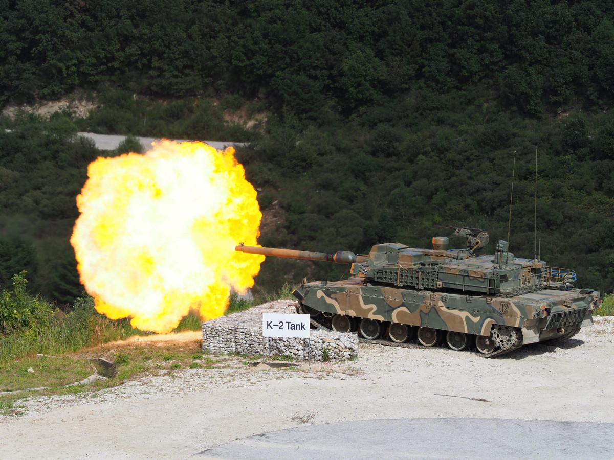 Quỹ đạo của đạn được điều chỉnh bởi bốn bộ ổn định. Khi tiếp cận mục tiêu, chiếc dù được triển khai để giảm tốc độ và thực hiện dẫn đường chính xác. Một kênh điều khiển dự trữ được cung cấp giúp người điều khiển có thể điều chỉnh quỹ đạo của đường đạn. Tầm bắn của loại đạn này là từ hai đến sáu km.