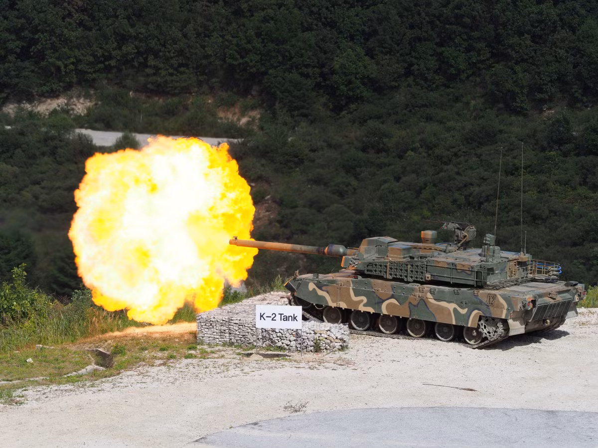 Quỹ đạo của đạn được điều chỉnh bởi bốn bộ ổn định. Khi tiếp cận mục tiêu, chiếc dù được triển khai để giảm tốc độ và thực hiện dẫn đường chính xác. Một kênh điều khiển dự trữ được cung cấp giúp người điều khiển có thể điều chỉnh quỹ đạo của đường đạn. Tầm bắn của loại đạn này là từ hai đến sáu km.