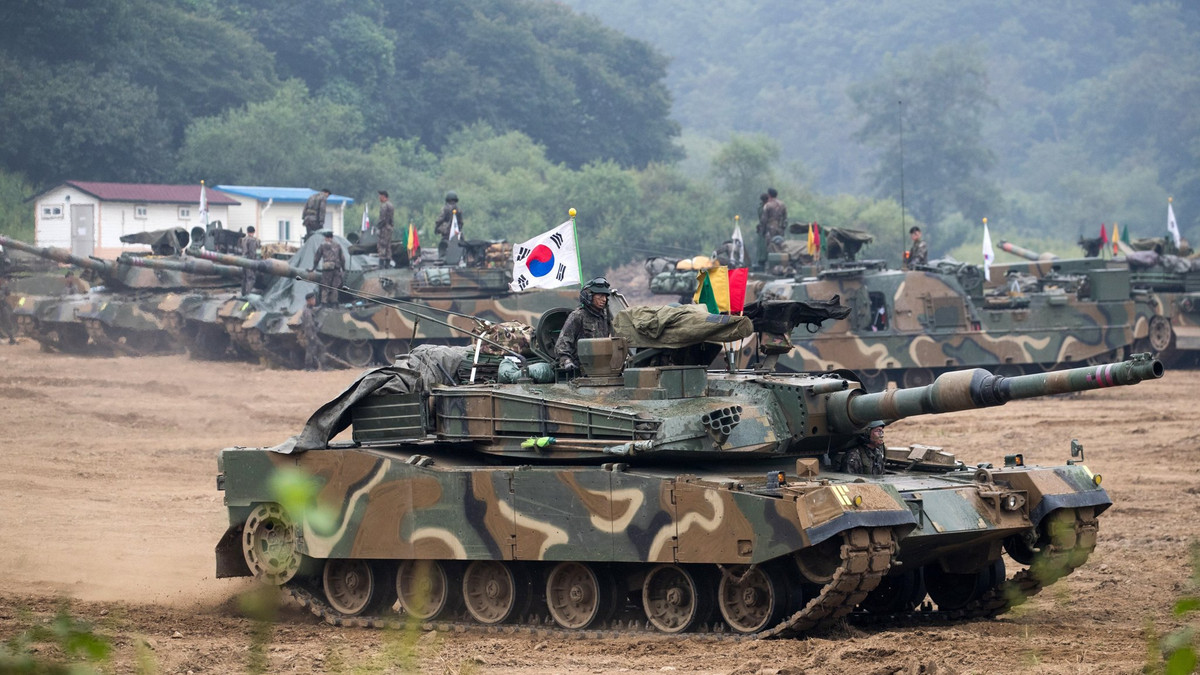 Việc biên chế những chiếc xe tăng K-2 Black Panther để trang bị cho các đơn vị thiết giáp của quân đội Hàn Quốc được thực hiện nhằm giảm sự phụ thuộc vào nhập khẩu vũ khí và nhằm thay thế các thiết bị lạc hậu do nước ngoài sản xuất. Nguồn ảnh: Pinterest.