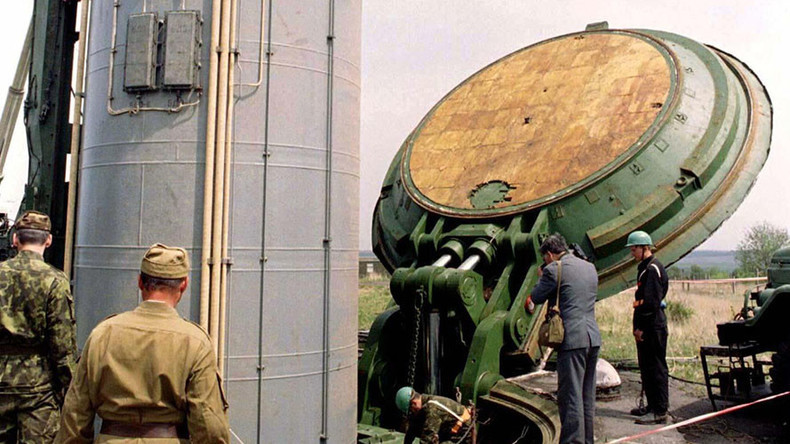 Họ đề nghị lên Tổng thống Bush rằng Mỹ nên chi tiền để giúp các nước SNG tiêu hủy vũ khí hóa học, vì điều này cũng là bảo vệ sự an toàn của nước Mỹ. Sau các cuộc tranh luận ở lưỡng viện, chương trình “Giảm thiểu đe dọa” hay “Chương trình Nunn-Lugar” cũng được thông qua.