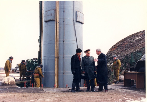 Một trong những sự kiện đáng chú ý nhất là 3 bộ trưởng quốc phòng William J. Perry (Mỹ), Valeriy Shmarov (Ukraine) và Pavel Grachev (Nga) trồng hoa hướng dương trên cánh đồng huyện Pervomaysk, tỉnh Luhansk, Ukraine.