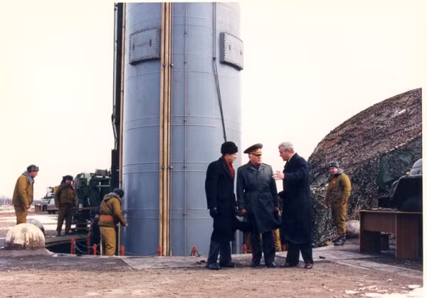 Một trong những sự kiện đáng chú ý nhất là 3 bộ trưởng quốc phòng William J. Perry (Mỹ), Valeriy Shmarov (Ukraine) và Pavel Grachev (Nga) trồng hoa hướng dương trên cánh đồng huyện Pervomaysk, tỉnh Luhansk, Ukraine.