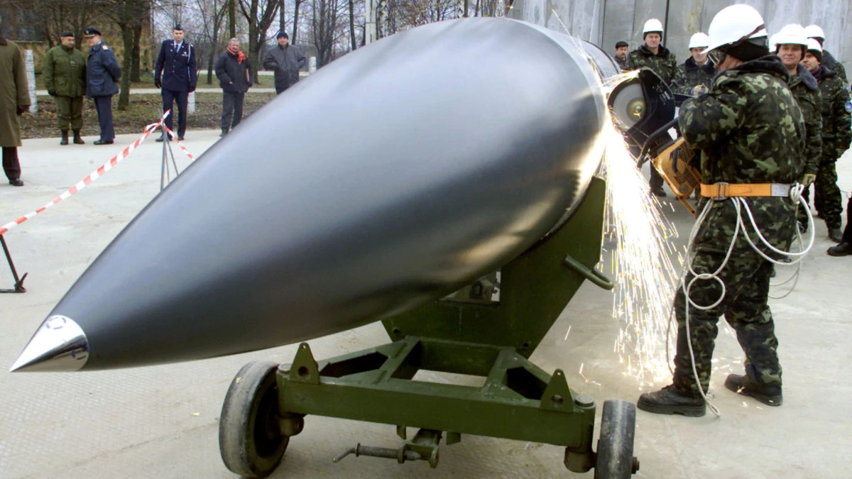 Vạn lần ở đây là tính bằng tiền mặt chứ không phải là cách nói ước lệ nữa. Ngay cả ''anh lớn" Nga để tiêu hủy được hết số vũ khí hóa học của mình cũng phải “vác mặt” khắp nơi xin tiền từ Tổ chức cấm vũ khí hóa học (OPCW) tới Đức, Italia, Canada rồi cả Mỹ mới đủ sức làm nổi.