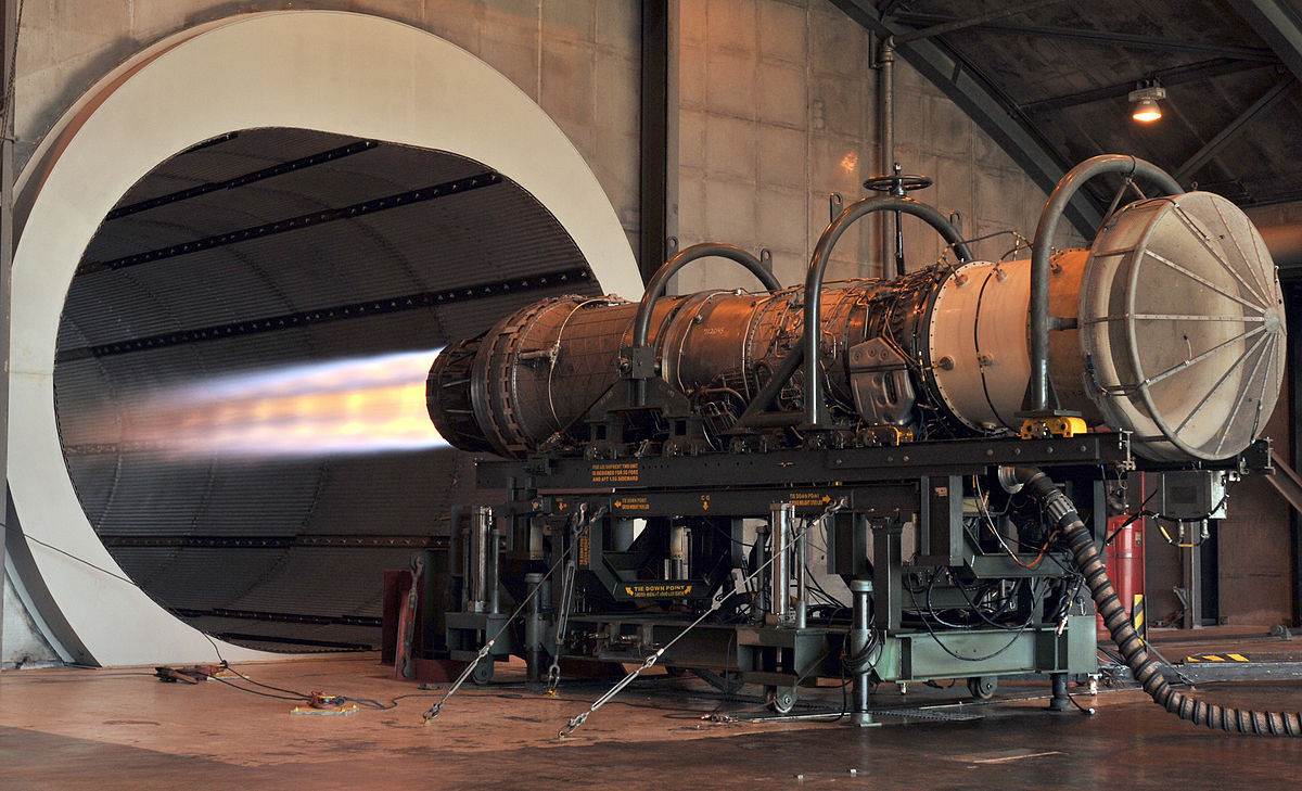 F135 là một động cơ có kích thước lớn hơn đáng kể và khiến hầu hết các máy bay phản lực hai động gặp khó khăn để đáp ứng, đồng thời việc sản xuất máy bay một động cơ có thể trang bị F135 sẽ là một yêu cầu khó khăn nhưng thực sự mang tính cách mạng.