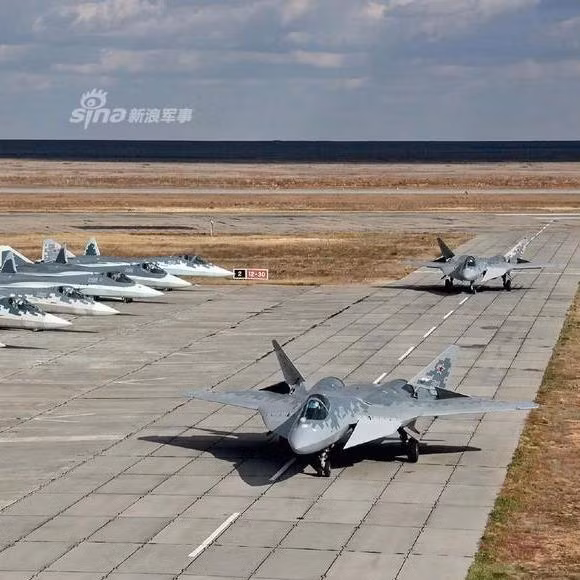 Không quân Nga dự kiến tiếp nhận những chiếc máy bay phản lực Su-57 tiếp theo vào tháng 12/2021, với tốc độ sản xuất sẽ tăng lên hơn 15 chiếc mỗi năm cho riêng Nga và có khả năng nhiều hơn nữa để xuất khẩu.