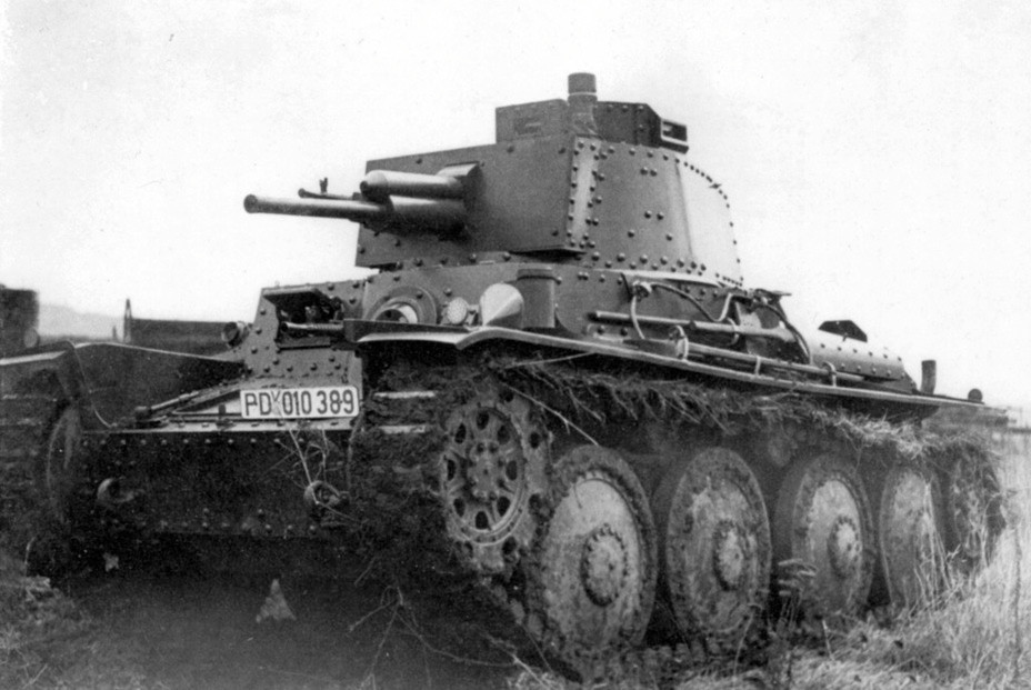 Xe tăng hạng nhẹ này có lớp giáp đinh tán với độ dày tối đa là 25mm và tối thiểu là 10mm, tương đương với các xe tăng cùng thời. Xe tăng có kíp lái bốn người bao gồm lái xe, pháo thủ chính, xạ thủ và chỉ huy.