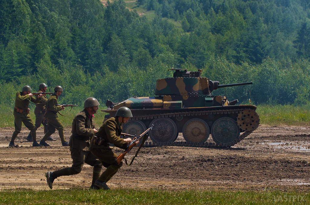 Vũ khí chính là pháo Skoda A7 37mm, hiệu suất tương đương với khẩu 37mm của Đức. Xe sử dụng động cơ xăng 6 xi-lanh mang lại cho LT vz 38 tốc độ tối đa 42 km/h và phạm vi hoạt động 200 km.