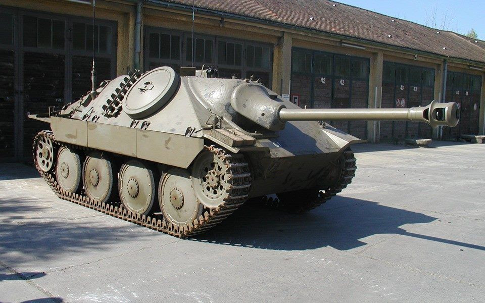 Tại sao Thụy Sĩ lại muốn những chiếc xe tăng này? Học thuyết quân sự của Thụy Sĩ có bản chất là phòng thủ, vì vậy những chiếc Hetzer với giáp dày có thể phòng thủ cố định trên các điểm cao ở nước này. Thụy Sĩ đã trang bị cho xe tăng Hetzer một khẩu súng 24mm kỳ lạ và biên chế thành ba đại đội tăng, mỗi đại đội hỗ trợ cho các Lữ đoàn bộ binh hạng nặng.