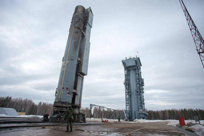 Giếng phóng tên lửa của tổ hợp chiến lược Voevoda là một công trình phức tạp và được áp dụng cách "khởi động vữa". Một máy phát khí đốt nhiên liệu rắn "đẩy ra" tên lửa 200 tấn tới chiều cao khoảng 20 mét. Sau đó động cơ của giai đoạn đầu tiên mới được khởi động và tên lửa chuyển sang trạng thái chiến đấu.