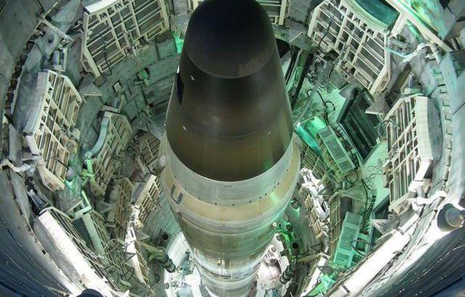 Giếng phóng tên lửa đầu tiên được thiết kế cho các tên lửa tầm trung R-12U và R-14U (theo tên gọi của NATO là SS-4 Sandal và SS-5 Skean). Đó là một giếng sâu 30 mét, đường kính khoảng 6 mét, được che kín bằng một nắp trượt bê tông dày. Đối với tên lửa hai tầng ICBM UR-100, các hầm phóng được thiết kế với một mái che bằng thép dày.