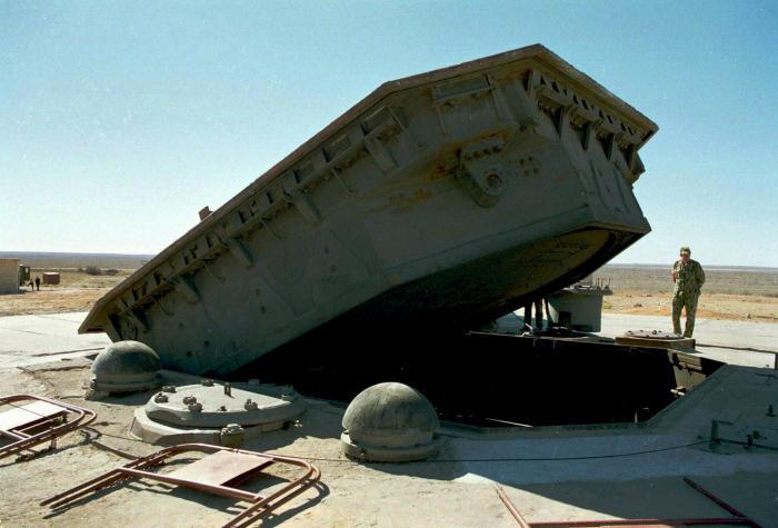 Để phá hủy các giếng phóng đòi hỏi phải có một tác động cực kỳ mạnh, giếng phóng được thiết kế để có thể chịu áp lực lên đến 100 atm. Để so sánh, thì một tòa nhà bị phá hủy chỉ với áp lực 0,2 atm. Ngoài ra, để dự phòng tình huống nắp che của hầm phóng bị phủ lớp đất dày, các thiết bị thổi đặc biệt sẽ quét sạch mọi thứ xuất hiện trên nóc hầm.