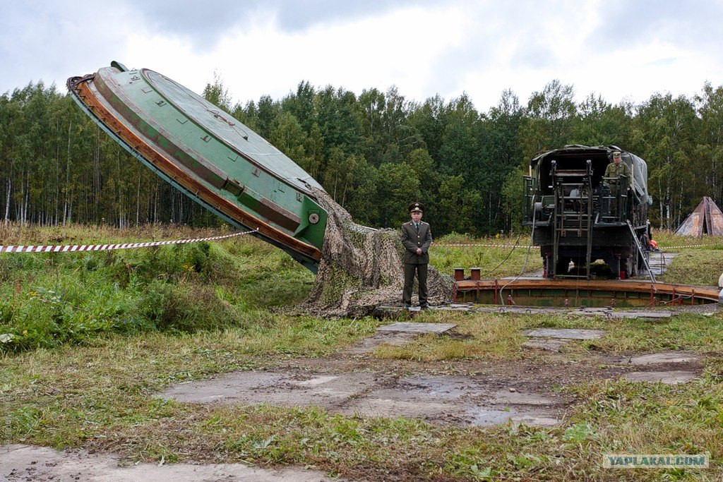 Còn với tên lửa hành trình, trước tiên tốc độ của chúng quá thấp để bay sâu vào lãnh thổ Nga. Thứ hai, hầu hết các tên lửa hành trình sẽ bị tiêu diệt bởi các hệ thống phòng không hoặc các máy bay đánh chặn. Ngay cả khi một số vượt qua các hệ thống phòng thủ, cũng phải mất hơn mười tên lửa chỉ để phá hủy được cái nắp của giếng phóng.