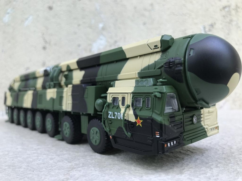 Ngoài tên lửa bố trí cố định, còn có các tổ hợp mặt đất di động "Yars", an toàn hơn bởi vì chúng liên tục di chuyển. Tuy nhiên trong điều kiện chiến tranh quy mô lớn, những tổ hợp tên lửa di động có thể bị phá hủy bởi các nhóm biệt kích hoặc mìn chống tăng. Do đó, hệ thống tên lửa chiến lược di động cần phải đi kèm với các đơn vị bảo vệ với xe bọc thép đặc biệt.