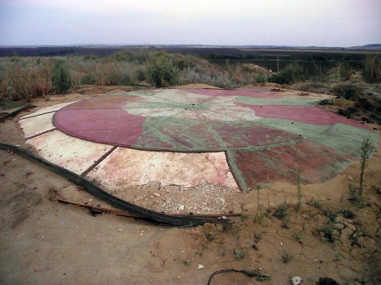 Theo Hiệp ước về giải trừ vũ khí tấn công chiến lược (START), Nga đã phá hủy một phần lớn các công trình hầm phóng chứa tên lửa hạng nặng. Tuy nhiên trong trang bị của Lực lượng Tên lửa Chiến lược vẫn còn khoảng 50 tên lửa Voevoda, vài chục UR-100 và giếng phóng hiện đại hóa của Topol-M.