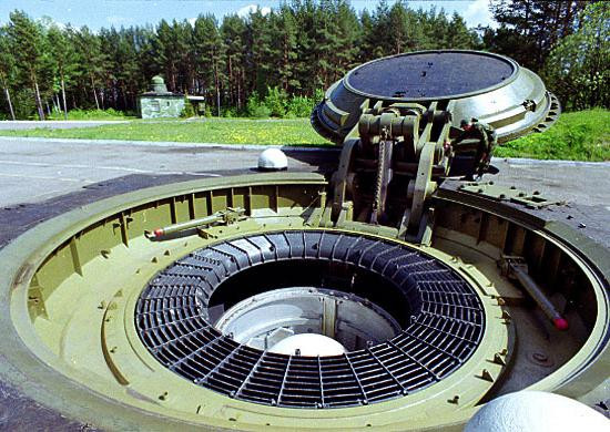 Giếng phóng được xây dựng trên nền đất chắc chắn. Bên trong giếng có một container vận chuyển với các thiết bị chiến đấu và hệ thống điều khiển treo trên con lắc. Điều này đảm bảo rằng ngay cả trong trường hợp giếng phóng bị biến dạng, tên lửa cũng không bị hư hại và có thể bay ra ngoài mà không có trở ngại.