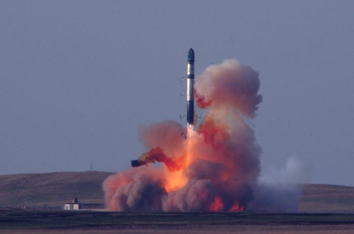 Vị trí chỉ huy điều khiển toàn bộ tổ hợp tên lửa được bố trí cách đó vài kilomet, cũng nằm ngầm dưới đất. Nó được trang bị hệ thống thông tin liên lạc và hỗ trợ sự sống, khi bắt đầu chiến sự có thể hoạt động độc lập trong ba ngày. Các tổ hợp phóng tên lửa được bảo vệ rất tốt, thậm chí không sợ một cuộc tấn công hạt nhân vào khu vực.