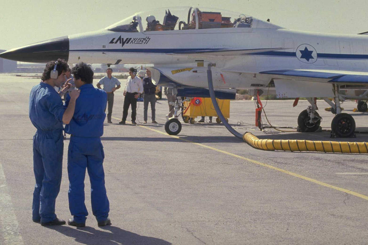 Vào tháng 8/1987, nội các Israel đã quyết định từ bỏ dự án Lavi, điều này đã gây ra sự phản đối từ tập đoàn IAI và các công nhân liên quan đến dự án. Tuy nhiên, mọi nỗ lực chính trị nhằm hồi sinh chiếc máy bay này đã thất bại và cuối cùng Israel đã mua được một số lượng lớn F-16 được Mỹ bù đắp.