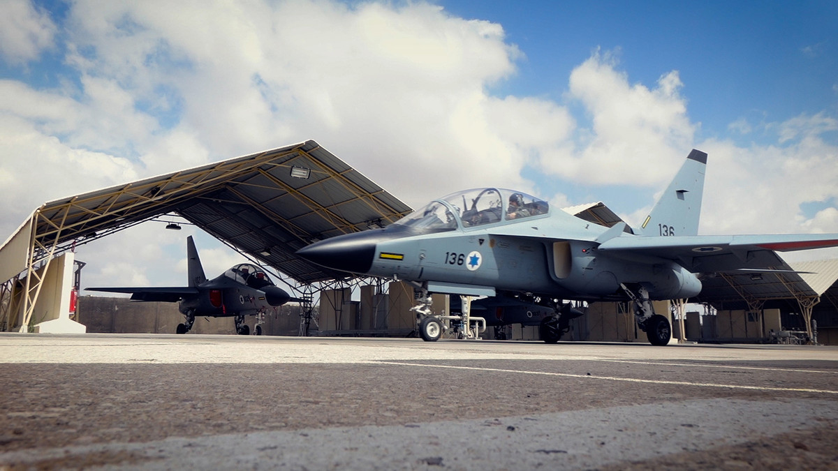 Trong những năm đầu của mình, Israel đã mua những loại vũ khí từ những nơi mà họ cần và có thể tìm thấy trên thị trường. Điều này có nghĩa là IDF thường hoạt động với các thiết bị của nhiều nguồn khác nhau và hầu hết được bảo đảm từ các nhà sản xuất châu Âu.