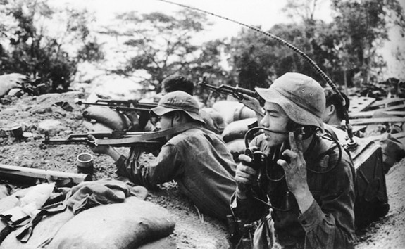 Quân đội Nhân dân Việt Nam và Quân Giải phóng miền Nam Việt Nam có ít binh sĩ và vũ khí hơn, trong khi đó quân đội Mỹ được trang bị vũ khí hiện đại bậc nhất thế giới. Ở thời kỳ cao điểm năm 1968, quân Mỹ và đồng minh có số lượng quân sĩ gấp bốn lần ta và gấp hàng chục lần về hỏa lực manh.