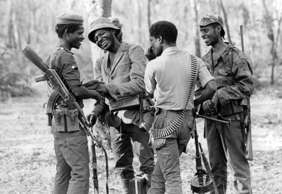 Trong một tài liệu mới được giải mật, nguyên Trưởng Văn phòng Đại diện Quyền lợi Mỹ tại La Habana thời kỳ cuối của chính quyền tổng thống Mỹ Jimmy Carter, ông Wayne Smith, cũng phải thừa nhận rằng Cuba không bao giờ gắn việc đưa quân tới châu Phi với tiến trình tìm kiếm giải pháp cho mối quan hệ với Mỹ.