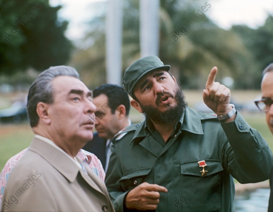 Tuy nhiên, trên thực tế ban lãnh đạo Cuba, đặc biệt là Chủ tịch Fidel Castro chưa bao giờ phụ thuộc quá nhiều vào Liên Xô để đưa ra các quyết định của mình. Lập trường về tình hữu nghị với các nước thế giới thứ ba, tinh thần quốc tế vô sản, phong trào cách mạng vì độc lập dân tộc là những lý tưởng mà Fidel luôn theo đuổi và ủng hộ cho dù ở bất cứ đâu.