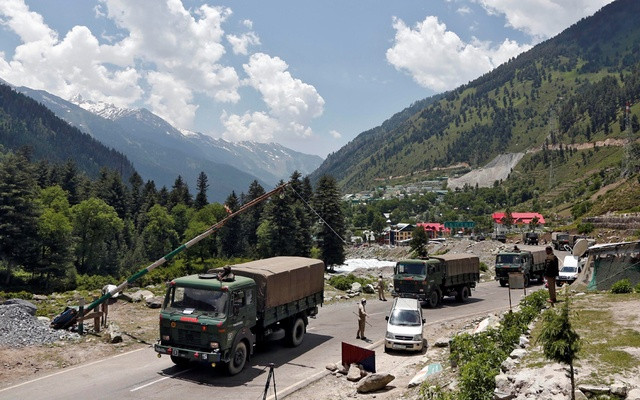 Sau đó, Ấn Độ đã triển khai thêm 2.500 binh sĩ đến khu vực bang Sikkim giáp biên giới Trung Quốc nhằm tăng cường khả năng ứng phó trong trường hợp xung đột giữa hai bên nổ ra tại cao nguyên Doklam. Đây được cho là động thái phản ứng với việc Trung Quốc triển khai thêm quân đến Khamba Dzong và các khu vực gần thung lũng Chumbi, nằm giữa Sikkim của Ấn Độ và Bhutan.