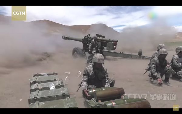 Sau đó, quân đội Trung Quốc đã bắt đầu tiến hành các cuộc tập trận bắn đạn thật quy mô lớn với sự tham gia máy bay, xe tăng và trọng pháo. Một lữ đoàn quân đội Trung Quốc được trang bị giàn phóng tên lửa và xe tăng tiến hành tập trận tấn công bằng đạn thật vào một địa điểm “của kẻ thù” ở khu vực giáp biên giới Ấn Độ.