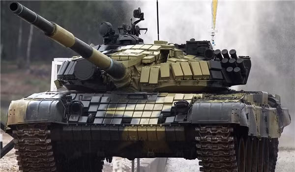 Trong khi xe tăng Abram và xe tăng T-90 có giáp váy rất ngắn, nhìn ngang thì chỉ bảo vệ được lái xe, nhưng thực chất là khi xoay nghiêng nó vẫn bảo vệ được toàn bộ tổ lái và toàn bộ hom đạn.