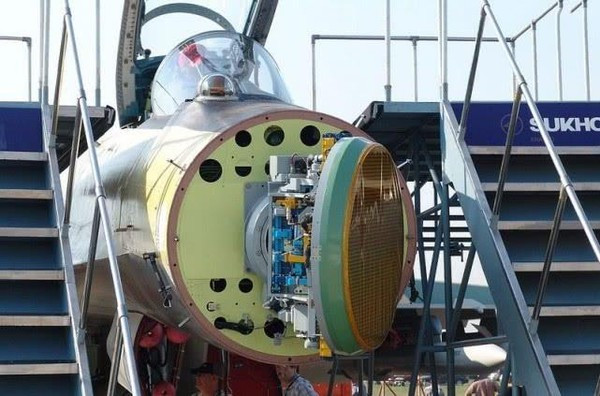 Thứ nhất là khả năng cảm biến và tàng hình. Tiêm kích Su-35 của Nga được thiết kế với hệ thống radar mảng pha quét điện tử thụ động Irbis-E cực mạnh có phạm vi hoạt động lên tới 400 km, đồng thời hệ thống này có thể giúp máy bay tấn công các mục tiêu trên mặt đất hiệu quả.