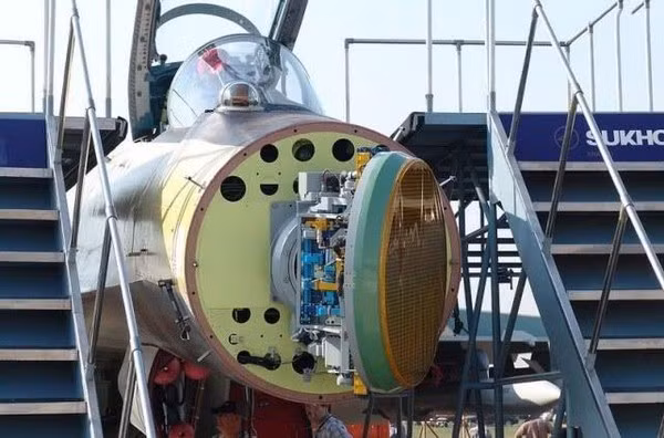 Thứ nhất là khả năng cảm biến và tàng hình. Tiêm kích Su-35 của Nga được thiết kế với hệ thống radar mảng pha quét điện tử thụ động Irbis-E cực mạnh có phạm vi hoạt động lên tới 400 km, đồng thời hệ thống này có thể giúp máy bay tấn công các mục tiêu trên mặt đất hiệu quả.