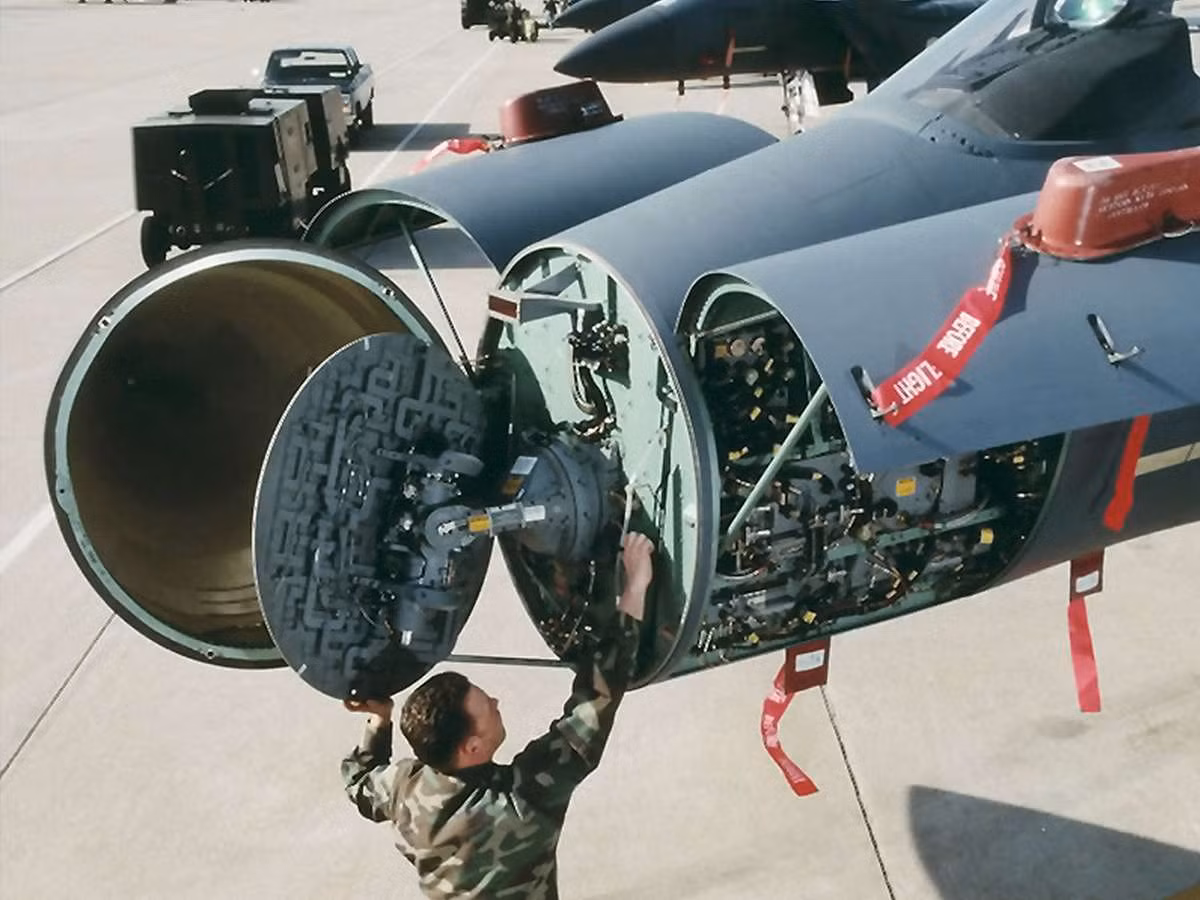 Tuy nhiên, F-15 được trang bị hệ thống radar mảng pha quét điện tử chủ động APG-63 V3, được đánh giá là khó bị gây nhiễu hơn, độ phân giải cao hơn và khó bị theo dõi hơn, thể hiện sự vượt trội hơn so với hệ thống radar Irbis-E của Nga.