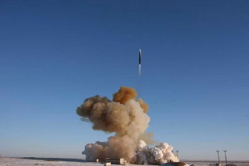 Việc Mỹ rút khỏi Hiệp ước ABM năm 2002 đã buộc Nga phải bắt đầu phát triển vũ khí siêu thanh. Tổng thống Putin cho biết, Nga phải tạo ra những vũ khí siêu thanh này để đáp lại việc Mỹ triển khai hệ thống phòng thủ tên lửa chiến lược, trong tương lai có khả năng vô hiệu hóa tất cả tiềm năng hạt nhân của Nga.