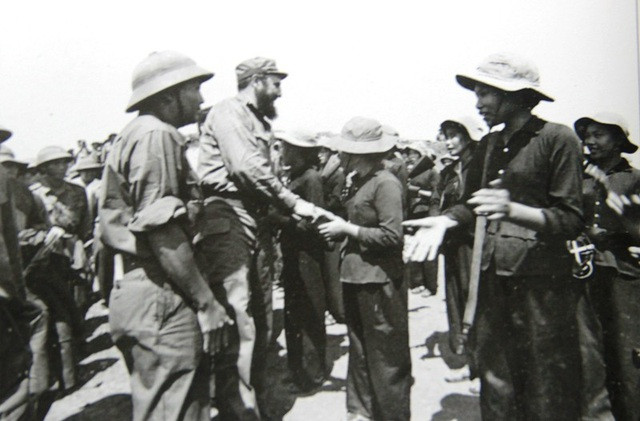 Cô gái ngất đi đó là bà Hương, khi ấy là một nữ đoàn viên thanh niên đang tham gia chiến dịch lấp hố bom trả lại mặt bằng để có ruộng cày cấy. Những hố bom chi chít trên cánh đồng được các thanh niên trong chi đoàn phát động đi lấp từ 4 giờ sáng.