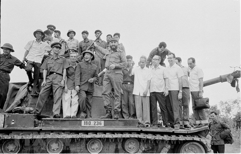 Ở trụ sở UBND có nhiều người dân trong thôn có mặt, tất cả đều được nhận quà của Fidel gửi, một số kẹo bánh và thuốc men. Phần quà của bà Hương có khá nhiều thuốc bổ và nhất là tấm danh thiếp rất đẹp với hoa văn in chìm có dòng chữ “CMDTE. FIDEL CASTRO RUZ” phía dưới là dòng chữ mà bà được dịch cho nghe là Bí thư thứ nhất Đảng Cộng sản Cuba.