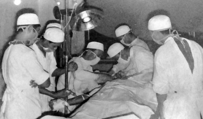 Khi về đến bệnh viện, các bác sĩ quyết định phẫu thuật nhưng lượng máu cho ca phẫu thuật không đủ, lại chính một chiếc xe trong đoàn tùy tùng chạy khẩn cấp ra Bệnh viện Đồng Hới để lấy máu mang vào.