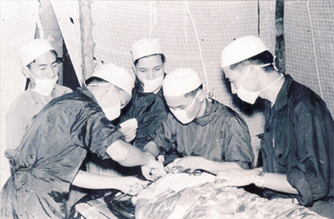 Những bác sĩ tháp tùng đoàn đã kịp thời sơ cứu cho Hương và cho xe trong đoàn đưa cô về Bệnh viện A của đặc khu Vĩnh Linh bấy giờ đặt ở xã Vĩnh Tú để phẫu thuật.