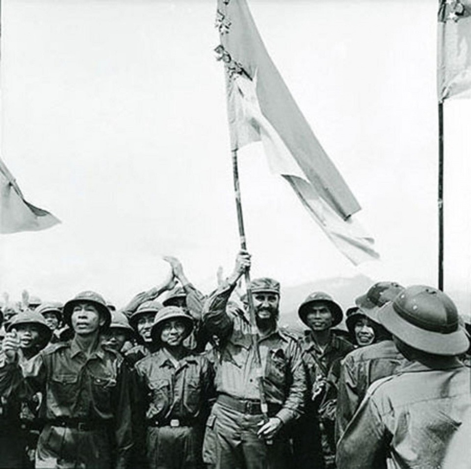 Ngày 15/9/1973, đoàn xe chở Thủ tướng Phạm Văn Đồng và lãnh tụ Fidel Castro sau khi thăm vùng giải phóng hướng ra Vĩnh Linh. Đoàn xe vừa lăn bánh tới cầu Hiền Lương thì cách đó chừng 500m, trên cánh đồng xã Vĩnh Thành cạnh quốc lộ 1, một tiếng nổ chát chúa vang lên.