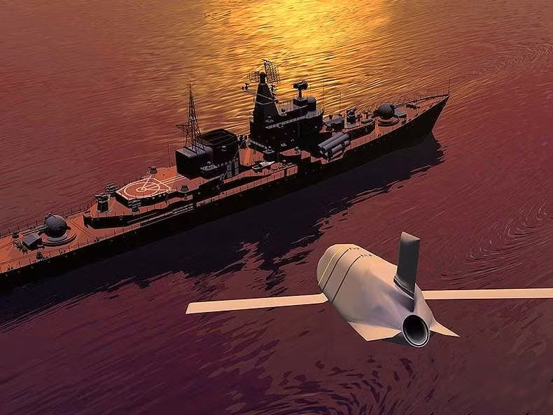 LRASM (Long Range Anti-Ship Missile) là tên lửa hành trình chống hạm tàng hình được phóng từ trên không và tàu chiến được phát triển cho không quân và hải quân Mỹ. LRASM được thiết kế để đi tiên phong trong khả năng nhắm mục tiêu tự động phức tạp hơn so với tên lửa chống hạm Harpoon hiện tại của hải quân Mỹ, được đưa vào trang bị từ năm 1977.