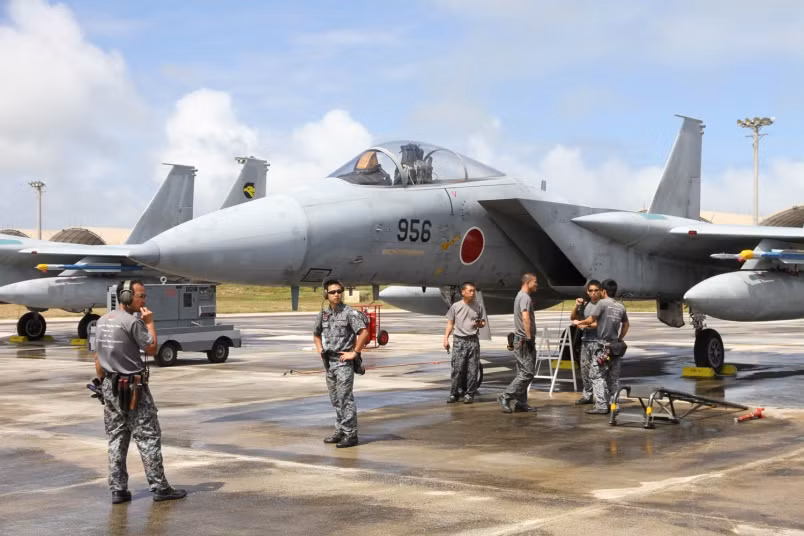 Tuy nhiên, chi phí ước tính để nâng cấp các máy bay chiến đấu đã tăng thêm 3,6 triệu USD, theo thông tin mà Bộ Quốc phòng Nhật Bản cung cấp. Thay vào đó, các máy bay F-15 sẽ được trang bị tên lửa phòng không liên hợp, một loại tên lửa hành trình phóng từ trên không.