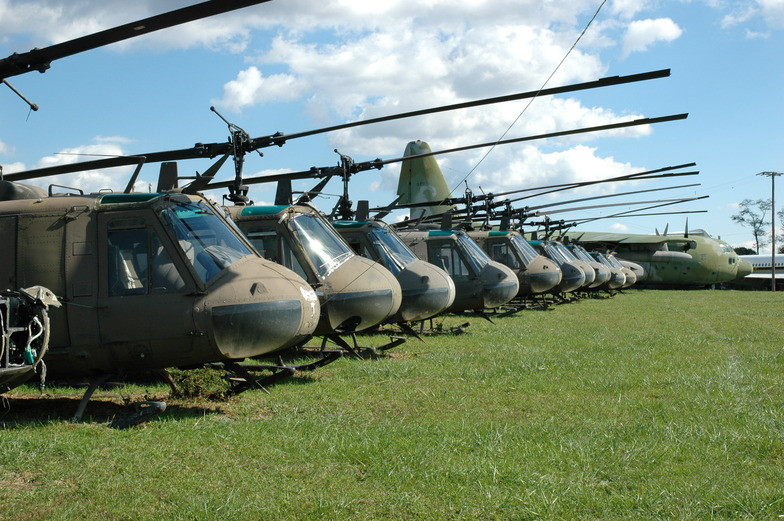 Trong suốt những năm 1990, quân đội Mỹ từng bước loại bỏ các phi đội AH-1 Cobra. Và đến tháng 3/1999 Mỹ đã hoàn thành quá trình loại bỏ những chiếc AH-1 này.