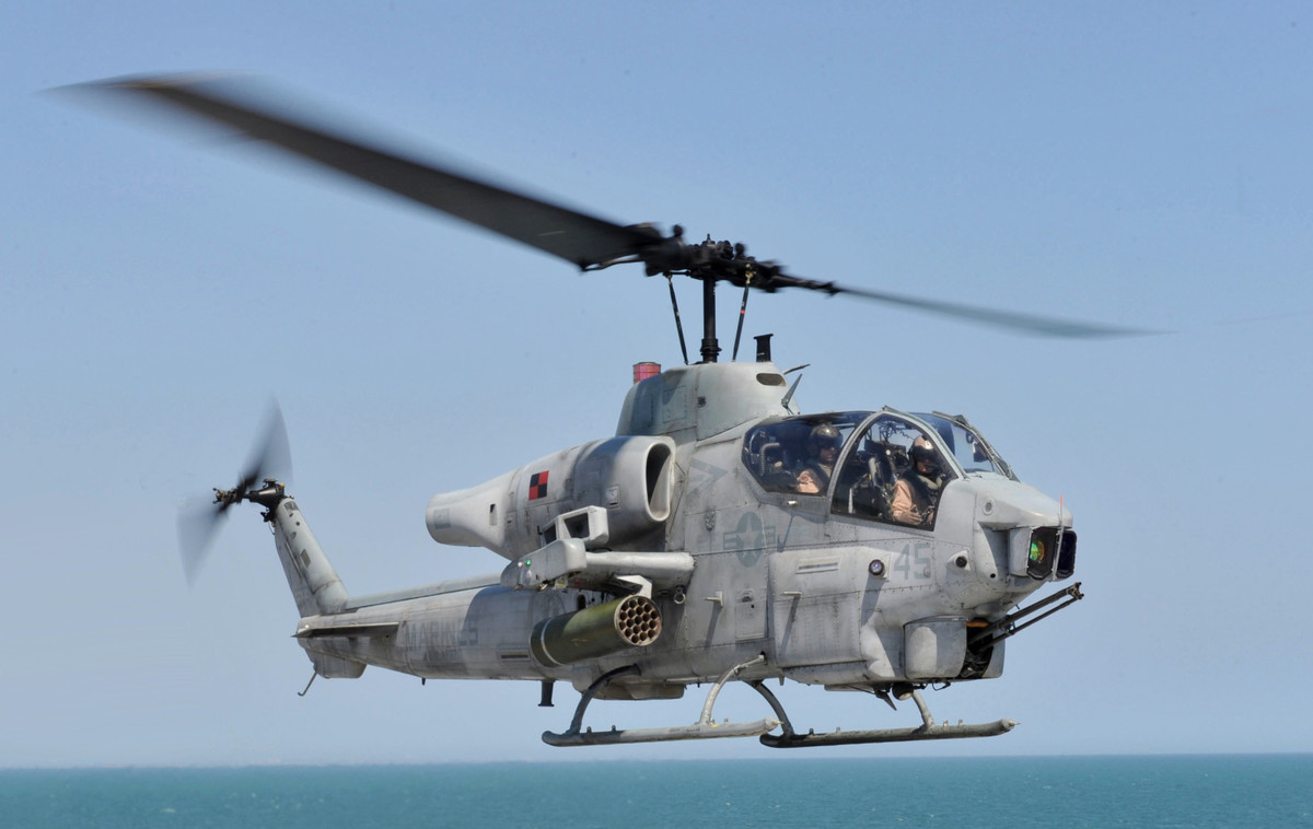 Thủy quân lục chiến Mỹ cũng đã vận hành AH-1G Cobra ở Việt Nam trong một thời gian ngắn trước khi sử dụng AH-1J Cobra hai động cơ. Các AH-1G đã được thủy quân lục chiến áp dụng như một biện pháp tạm thời, tổng cộng 38 máy bay trực thăng đã được chuyển giao từ lục quân Mỹ cho thủy quân lục chiến vào năm 1969.