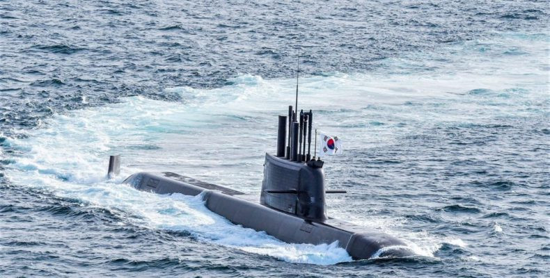 Và Hàn Quốc đang dẫn đầu hầu hết các quốc gia trong cuộc đua để lắp công nghệ pin lithium cho tàu ngầm. Điều này hứa hẹn sẽ kéo dài sức chịu đựng của tàu ngầm trong thời gian hoạt động bí mật. Và tất nhiên điểm mạnh này có thể hấp dẫn đối với Hải quân Ấn Độ.
