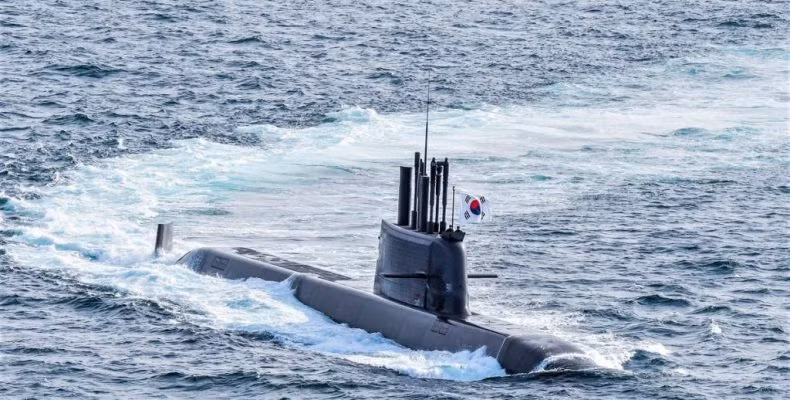 Và Hàn Quốc đang dẫn đầu hầu hết các quốc gia trong cuộc đua để lắp công nghệ pin lithium cho tàu ngầm. Điều này hứa hẹn sẽ kéo dài sức chịu đựng của tàu ngầm trong thời gian hoạt động bí mật. Và tất nhiên điểm mạnh này có thể hấp dẫn đối với Hải quân Ấn Độ.
