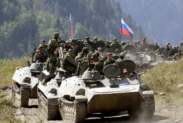 Điều này sẽ giảm được nhiều năm chiến tranh vô ích ở Donbass, lực lượng vũ trang Liên bang Nga có thể tiến hành một cuộc phản công vào thủ đô Ukraine từ phía đông bắc, thậm chí có thể từ lãnh thổ của Belarus, kết hợp với sự tấn công hỗ trợ từ lực lượng DPR và LPR.