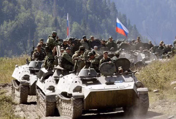 Điều này sẽ giảm được nhiều năm chiến tranh vô ích ở Donbass, lực lượng vũ trang Liên bang Nga có thể tiến hành một cuộc phản công vào thủ đô Ukraine từ phía đông bắc, thậm chí có thể từ lãnh thổ của Belarus, kết hợp với sự tấn công hỗ trợ từ lực lượng DPR và LPR.