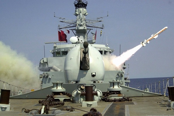 Vũ khí chống ngầm trên tàu bao gồm 2 ống phóng ngư lôi 324 mm. Tàu còn được trang bị nhà chứa máy bay trực thăng (Lynx HMA8). Năm 2015 tàu thực hiện chuyến đi kéo dài 9 tháng đến Trung Đông, sau đó cùng Hải quân Ấn Độ tham gia tuần tra ở Ấn Độ Dương.