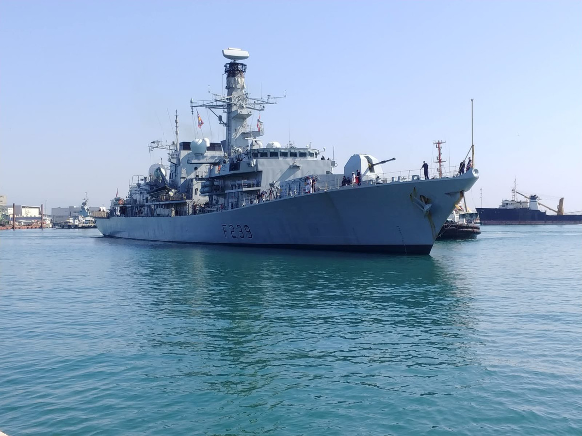 Tiếp theo là pháo hạm 114 mm/55 AU Mark 8. Pháo phòng không gồm súng máy phòng không 30 mm DS30M Mark 2, súng máy đơn, súng máy M134. Vũ khí tên lửa gồm hệ thống 4 PU Harpoon; WPU Sea Wolf, 32 tên lửa.